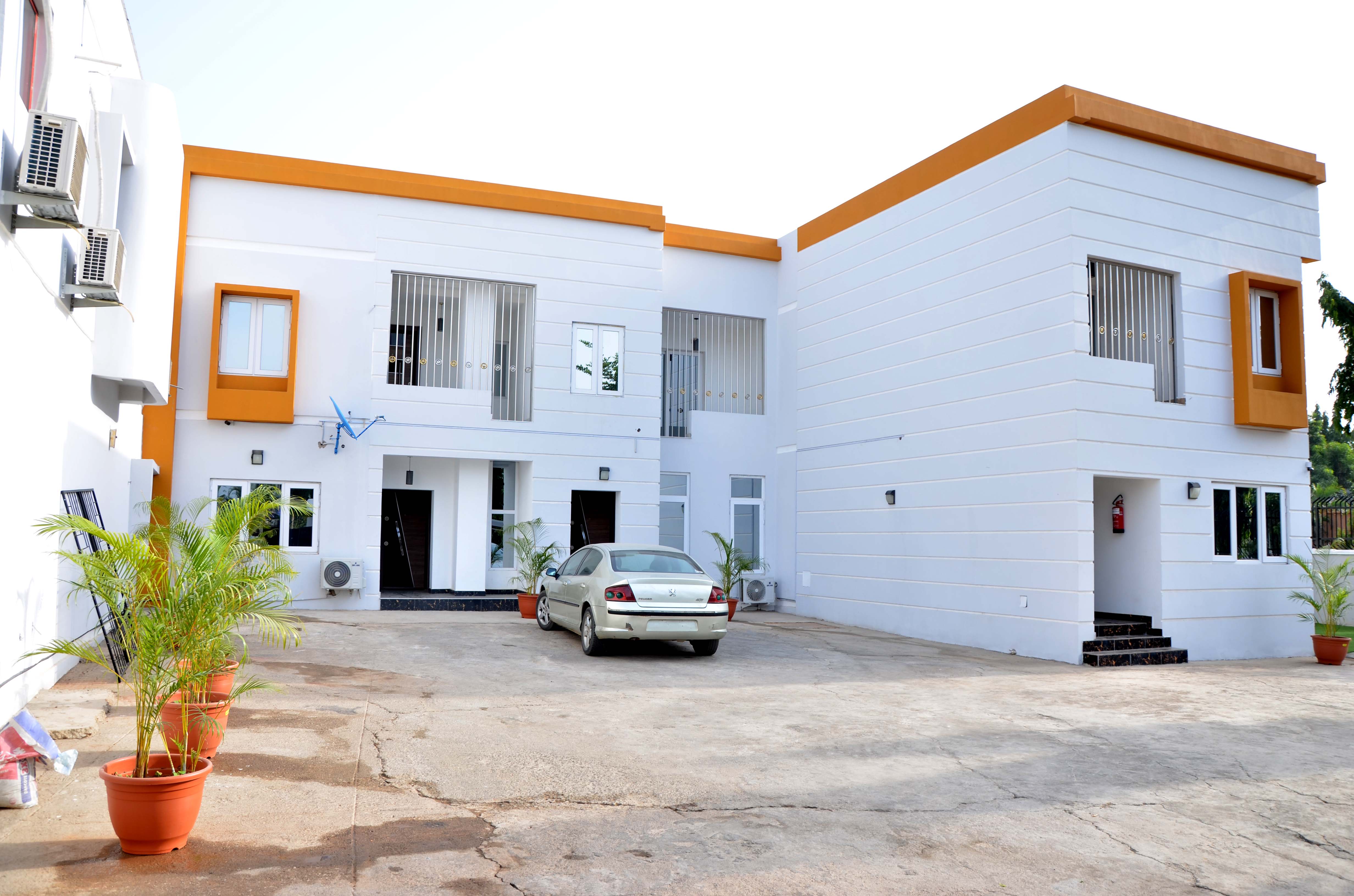 Orange Roof Lodge Exterior